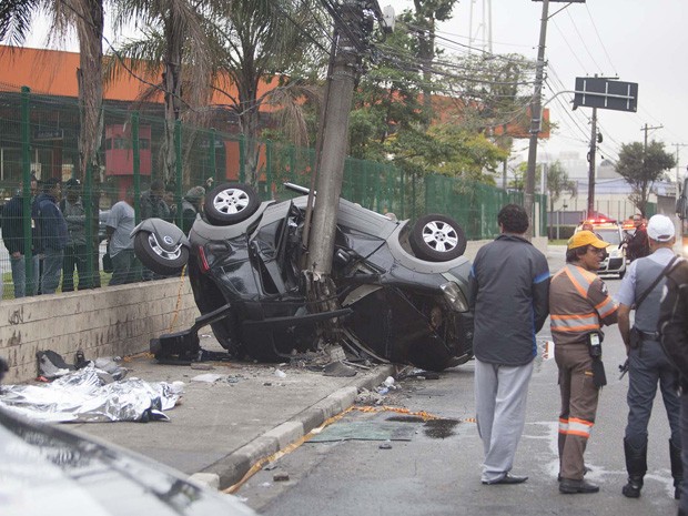 SP - ACIDENTE/ZONA LESTE/MORTOS - GERAL Movimentação de policiais após um acidente na Marginal Tietê, próximo à ponte do Tatuapé e no sentido do bairro da Lapa, em São Paulo, que deixou três pessoas mortas por volta das 4h da madrugada deste sábado (12).  (Foto: MARIO ÂNGELO/SIGMAPRESS/ESTADÃO CONTEÚDO)