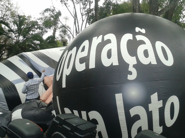 Manifestantes declaram apoio à Operação Lava Jato (Foto: Thais Kaniak/ G1 PR)