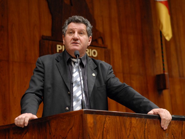 Álvaro Boessio deu declaração a rádio de Farroupilha, na Serra do RS (Foto: Mariana Carlesso, divulgação/Agência ALRS)