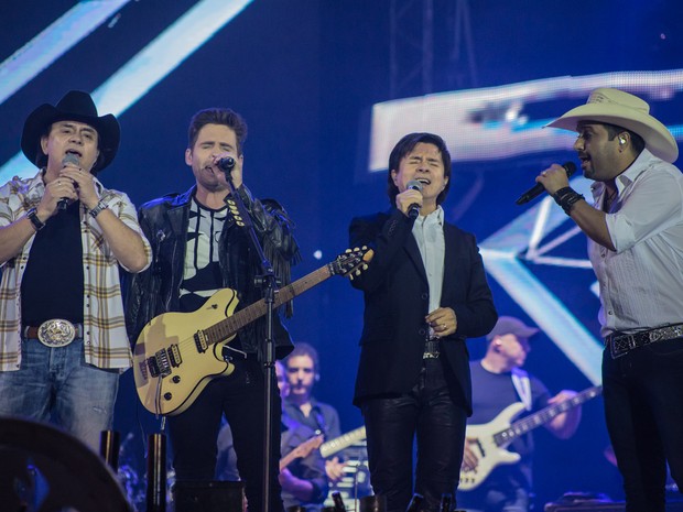 No palco Chitãozinho e Xororó e Edson e Hudson cantam com a arena lotada (Foto: Mateus Rigola/G1)