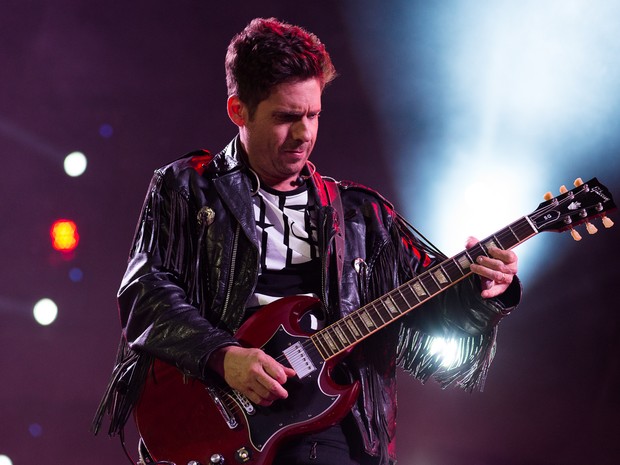 Hudson empunha a guitarra e toca sucessos como Foi Deus e É Amor Demais (Foto: Érico Andrade/G1)