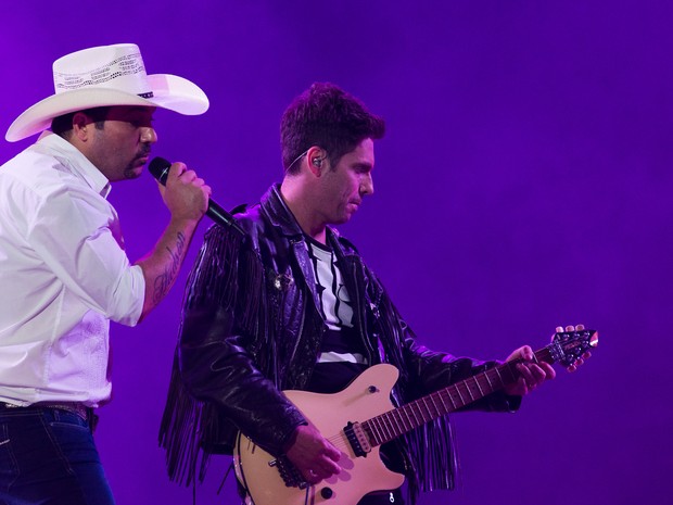 Irmãos Edson e Hudson fizeram o público cantar com sucessos como Deixa Eu Te Amar (Foto: Érico Andrade/G1)