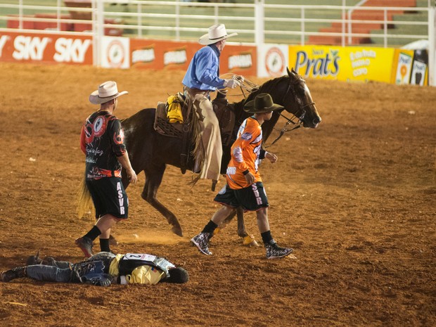 Cowboy sofre traumatismo craniano após queda na prova de bareback em Barretos (Foto: Érico Andrade/G1)