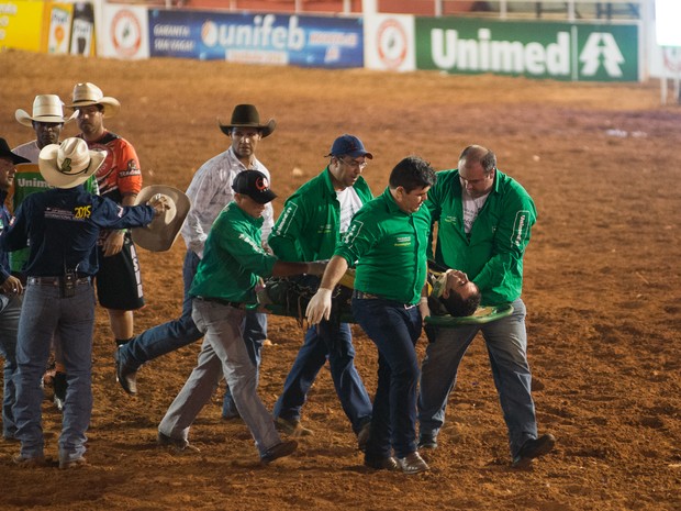 Peão é socorrido e levado para atendimento ainda desacordado (Foto: Érico Andrade/G1)