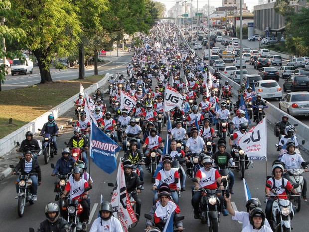 Motociclistas fecham sentido Santana do Corredor Norte-Sul (Foto: Marivaldo Oliveira/Futura Press/Estadão Conteúdo)