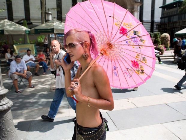 Mulher caminha durante o GoTopless Day Parade neste domingo (Foto: Kevin Hagen / AP)