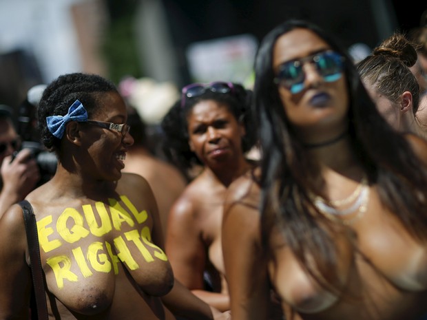 Mulheres participaram de manifestação pelo direito de andarem sem camisa em público, nos Estados Unidos (Foto: Eduardo Munoz / Reuters)