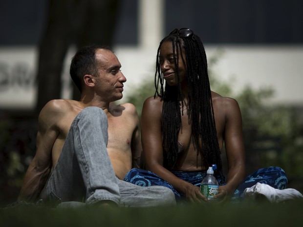 Participantes do GoTopless Day Parade tomam banho de sol durante o evento (Foto: Eduardo Munoz / Reuters)