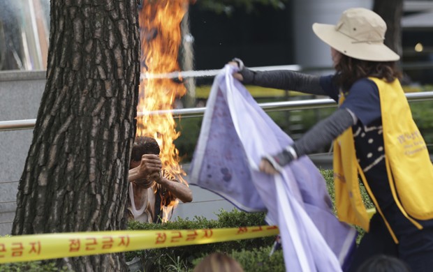 Sul-coreano colocou fogo no próprio corpo em protesto contra escravas sexuais utilizadas pelos Estados Unidos na 2ª Guerra Mundial (Foto: Lee Jin-man/ AP)