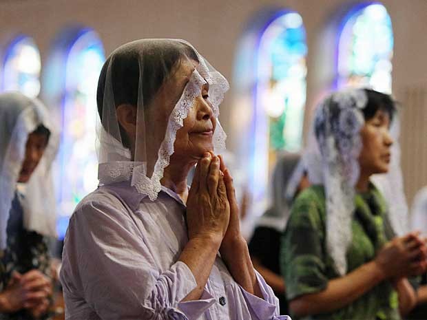 Japoneses assistem a missa em homenagem às vítimas do bombardeio atômico de 9 de agosto de 1945 (Foto: Jiji Press / via AFP Photo)