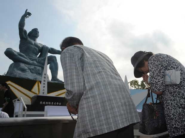 Oração na Praça da Paz de Nagasaki (Foto: Jiji Press / via AFP Photo)