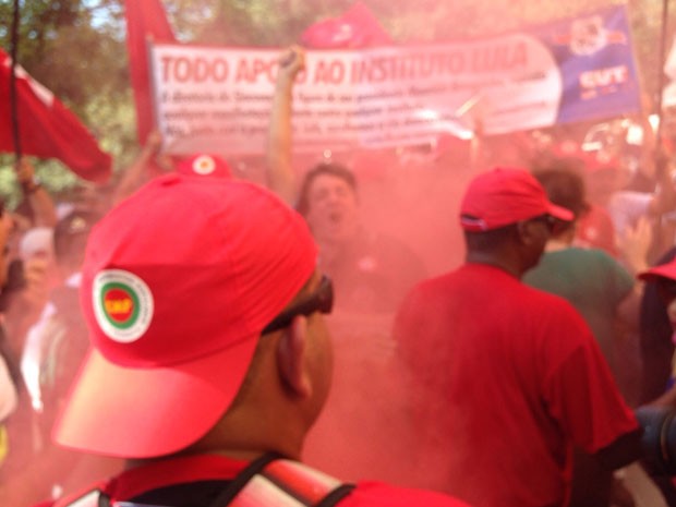 Fumaça vermelha é lançada durante o ato no Instituto Lula (Foto: Glauco Araújo/G1)