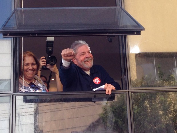 Lula levanta o braço esquerdo durante ato contra a intolerância em São Paulo (Foto: Glauco Araújo/G1)