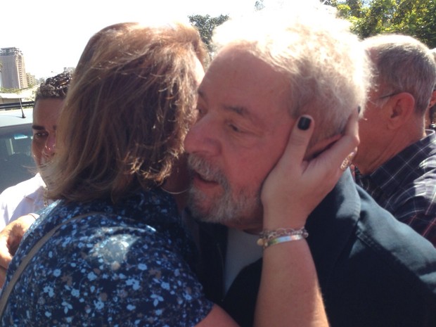 Militante abraça Lula em manifestação que pede punição por atentado a bomba na sede do Instituto (Foto: Glauco Araújo/G1)