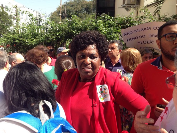 A deputada federal Benedita da Silva (PT-RJ) participa do ato no Instituto Lula em São Paulo (Foto: Glauco Araújo/G1)