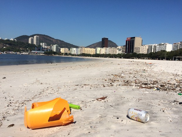 Lixeira na areia da Praia de Botafogo (Foto: Matheus Rodrigues / G1)