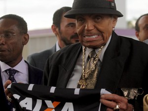 Joe Jackson, pai do cantor Michael Jackson, com a camisa do Corinthians durante visita a São Paulo (Foto: Antonio Araujo/Reuters)