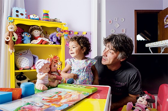 Fabrício Escandiuzi, pai brinca com a filha Luísa (Foto: Caio Cezar/ÉPOCA)