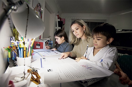 Flávia Ferrari com os filhos Beatriz e Fernando  (Foto: Rogério Cassimiro/ÉPOCA)