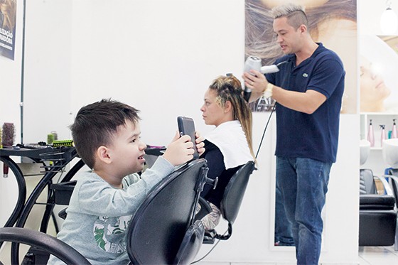 Weverton Martins dos Santos com o filho, Rafael (Foto: Rogério Cassimiro/ÉPOCA)