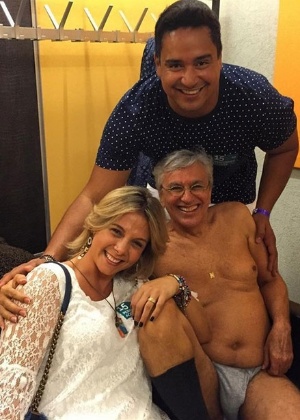 De cueca e meia, Caetano Veloso se diverte em foto com Carla Perez e Xanddy, na Suíça