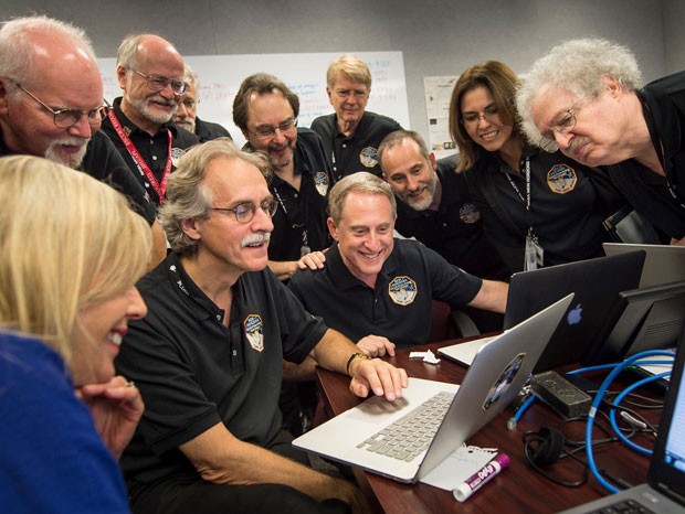 Membros da equipe da New Horizons se reúnem para ver imagens de Plutão enviadas pela sonda espacial  (Foto: Reprodução/Facebook/Nasa)