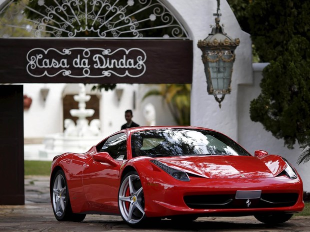 Ferrari do senador Fernando Collor de Mello (PTB-AL) é levada apreendida por agentes da PF da Casa da Dinda, residência do senador e antiga residência oficial da época que ele foi presidente, no Lago Norte, em Brasília (Foto: Ueslei Marcelino/Reuters)