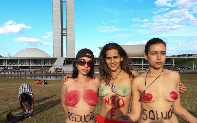 Grupos contra a da PEC da redução da maioridade penal fazem protesto em frente ao Congresso