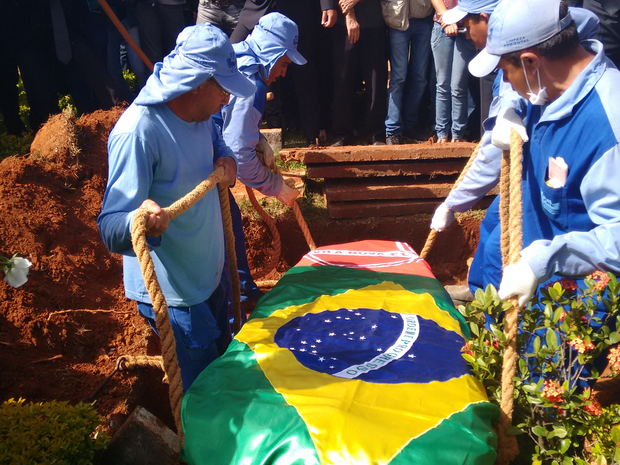 Cristiano Araújo é enterrado no Cemiterio Jardim das Palmeiras Goiânia Goiás (Foto: Sílvio Túlio/G1)