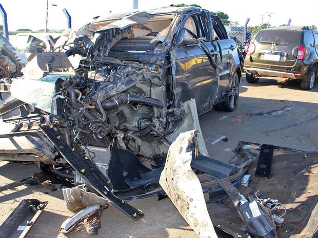 Carro do cantor Cristiano Araújo, um Range Rover, foi levado destruído para pátio da Polícia Rodoviária Federal em Goiás após o acidente que tirou a vida do cantor e da namorada dele, Allana Moraes, na BR-153 (Foto: Marcos Antonio Costa/Futura Press/Estadão Conteúdo)