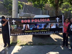 Policiais militares fizeram protesto no velório de Drielle Lasnor (Foto: Cristina Boeckel / G1)