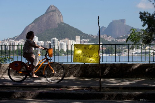 Protesto contra morte do ciclista Jaime Gold, esfaqueado durante assalto na Lagoa Rodrigo de Freitas, no Rio de Janeiro (Foto: Marcia Foletto / Ag. O Globo)