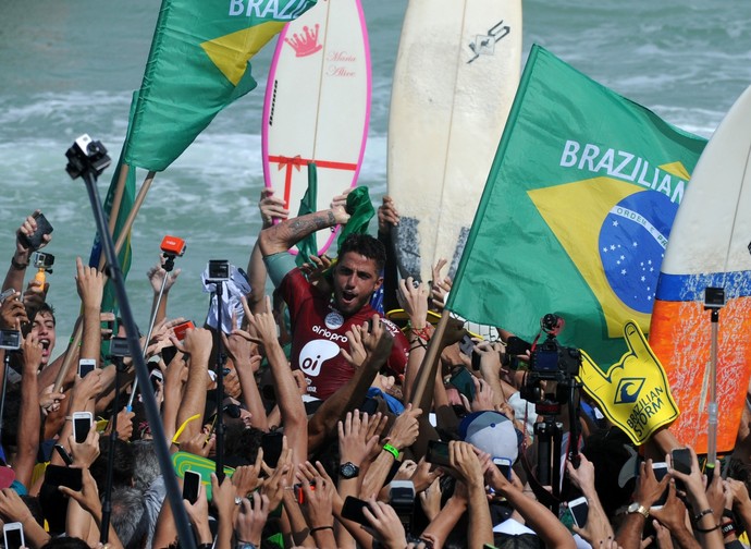 Filipe Toledo comemora título do Rio Pro com a torcida (Foto: André Durão)