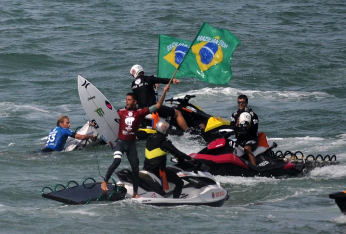 Filipe Toledo comemora título do Rio Pro (Foto: André Durão)