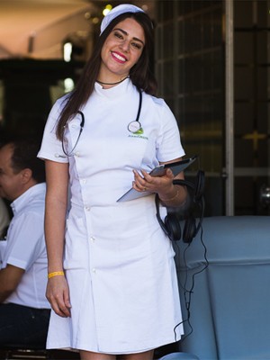 Gabriela Moisés encara uma enfermeira no estande de uma fabricante de máquinas agrícolas (Foto: Érico Andrade/G1)