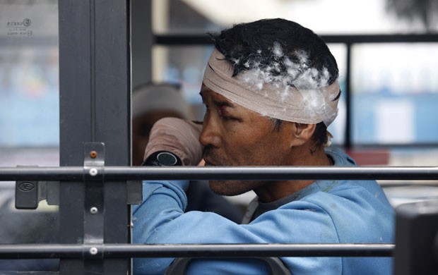 Guia sherpa ferido em avalanche do monte Everest é levado em ônibus para Katmandu neste domingo para receber atendimento (Foto:  AP Photo/Bikram Rai)