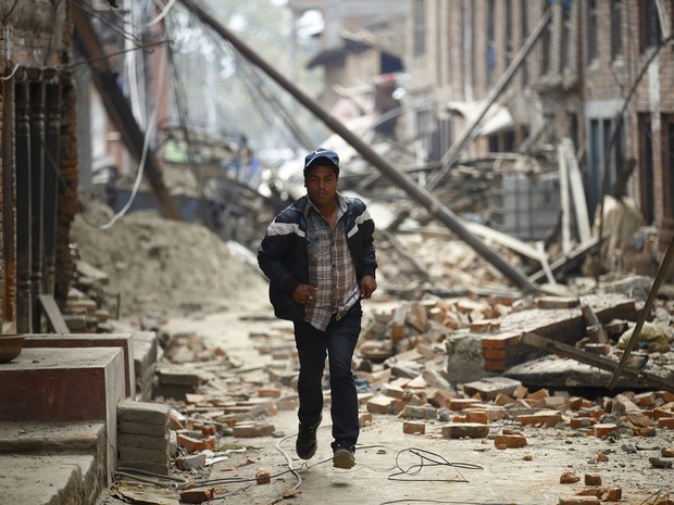 26/04 - Homem corre entre ruínas de prédios em Bhaktapur, após segundo tremor no domingo  (Foto: Navesh Chitrakar / Reuters)