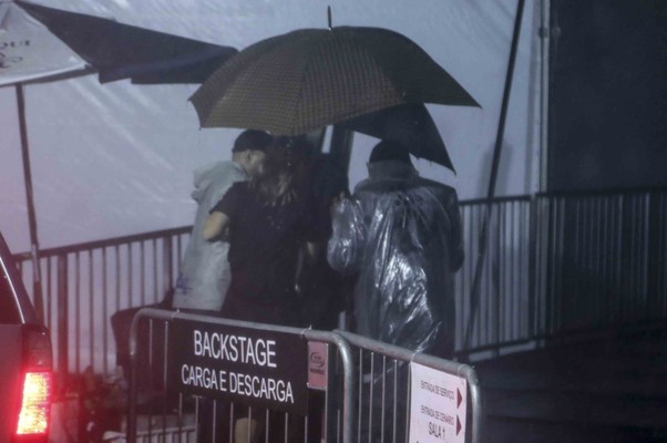 Gisele Bündchen chega debaixo de forte chuva (Foto: Foto: AgNews)