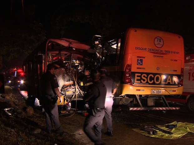 Acidente entre dois ônibus deixou uma pessoa morta e outras 38 feridas na Rodovia SP-50, em São José dos Campos (Foto: André Bias/ TV Vanguarda)