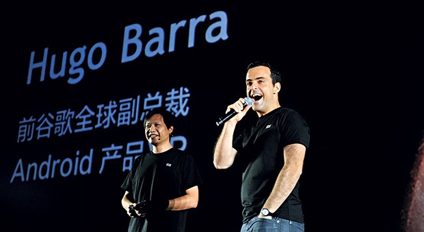 EXPANSÃO Lei Jun e Hugo Barra (à dir.) em apresentação na China. O desafio é replicar o sucesso em outros países (Foto: AP)