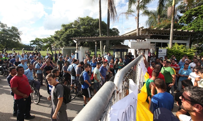 Funcionários da Ford em Taubaté e dirigentes do Sindicato em frente à fabrica. Foto: Rogério Marques