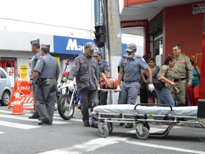 Bombeiros atendem vítima de atropelamento. (Foto: Rauston Naves/Arquivo pessoal)