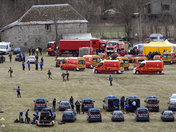 Serviços de emergêcia da França são vistos em Seyne, no sudeste do país, perto do local onde um Airbus A320 da companhia alemã Germanwings caiu com 150 pessoas a bordo (Foto: Boris Horvat/AFP)