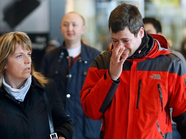 Familiares de vítimas do acidente com o voo 4U9525, da companhia alemã Germanwings, chegam ao aeroporto El Prat, em Barcelona, na Espanha (Foto: Albert Gea/Reuters)