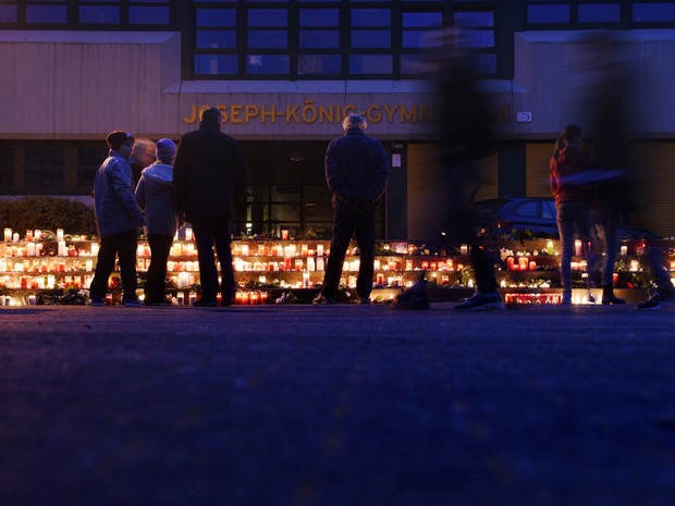 Pessoas colocam velas em homenagem aos estudantes da escola Joseph-Koenig em Haltern, oeste da Alemanha, que morreram no acidente aéreo na França (Foto: Sascha Schuermann/AFP)