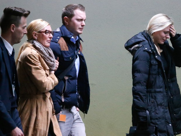 Pessoas chorando chegam ao aeroporto de Düsseldorf, na Alemanha. Um avião da companhia Germanwings com destino à Düsseldorf caiu no sul da França com 150 pessoas a bordo (Foto: Frank Augstein/AP)