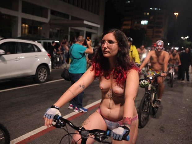 Ciclistas participam da pedalada pelada na Avenida Paulista (Foto: Fábio Tito/G1)