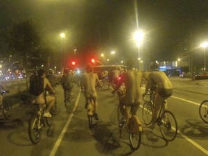 Pedalada pelada reuniu cerca de 200 ciclistas em passeio coletivo por ruas de São Paulo (Foto: Fábio Tito/G1)