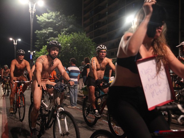 Ciclistas participam da pedalada pelada na Avenida Paulista (Foto: Fábio Tito/G1)