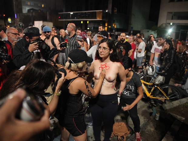 Ciclistas se preparam para participar da pedalada pelada na Avenida Paulista (Foto: Fábio Tito/G1)